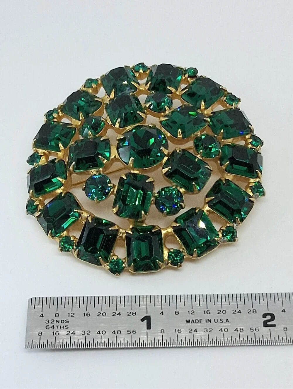 * Vintage Gorgeous Emerald Green Stones Unsigned Dome Pin Brooch